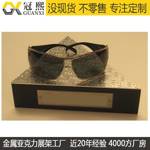光影陈列美学 金属与亚克力融合的台式偏光墨镜展示架